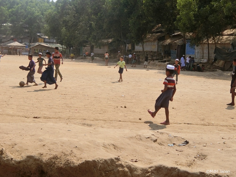 Schulkinder beim Fußballspielen