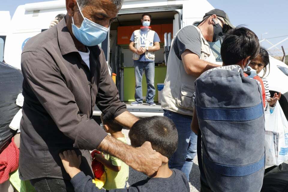 Ein Mitarbeiter von Ärzte der Welt untersucht ein Kind.Foto: Yiannis Yiannakopoulos