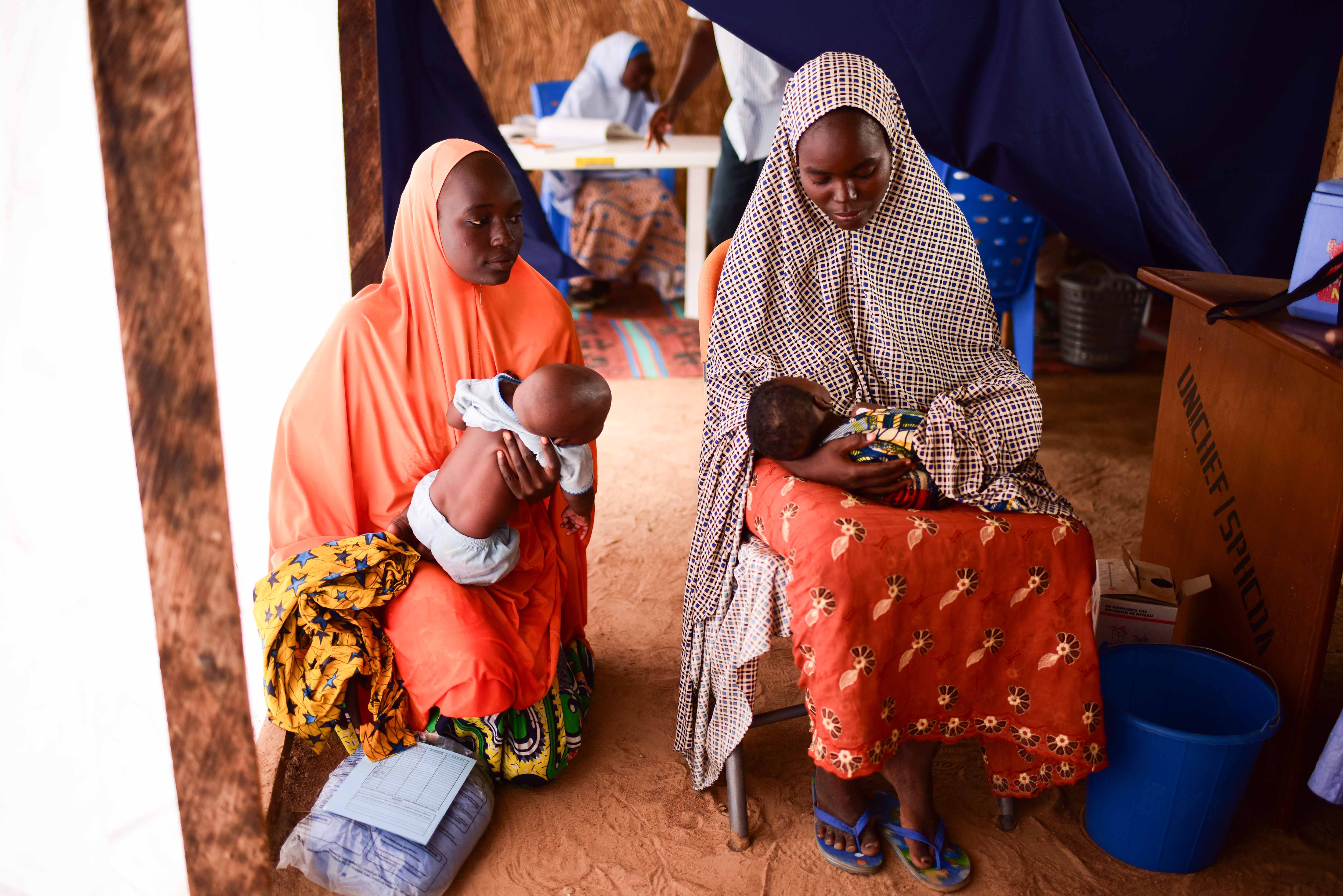 Zwei Frauen in der Gesundheitsstation in Damboa im Norden Nigerias. Foto: Benedicte Kurzen