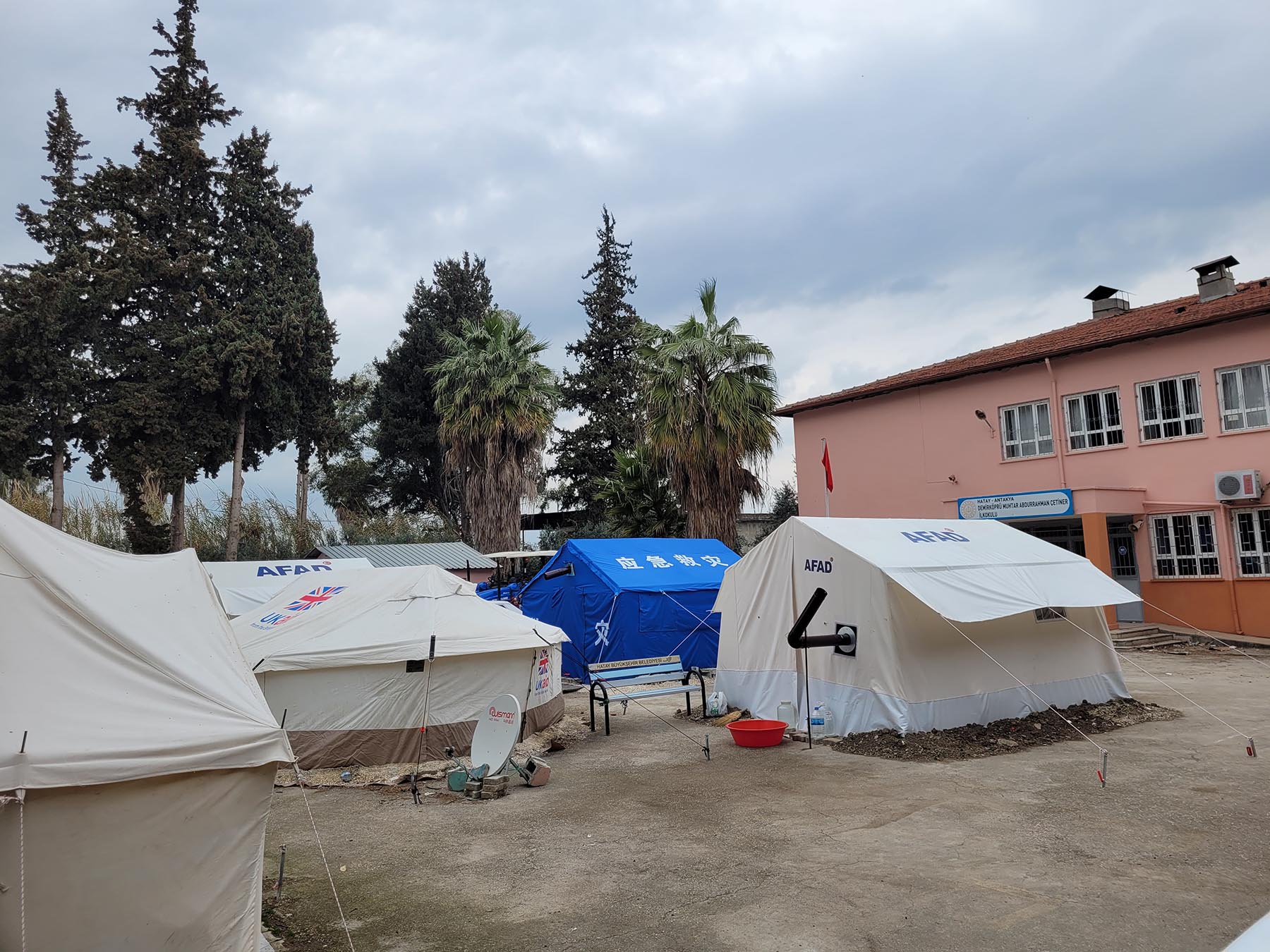 Im türkischen Demirköprü sind Menschen in Zelten auf einem Schulgelände untergebracht. Foto: Ärzte der Welt