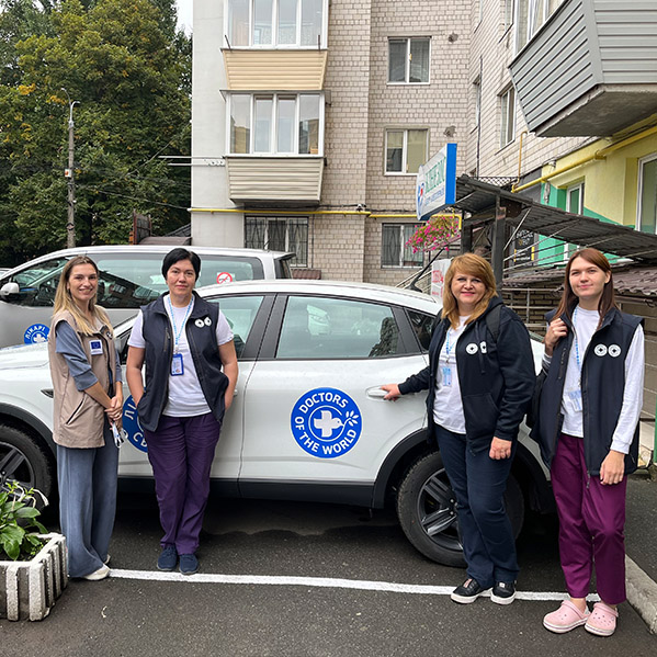 Das mobile Team auf dem Weg zu einer Vertriebenen-Unterkunft. Foto: Ärzte der Welt