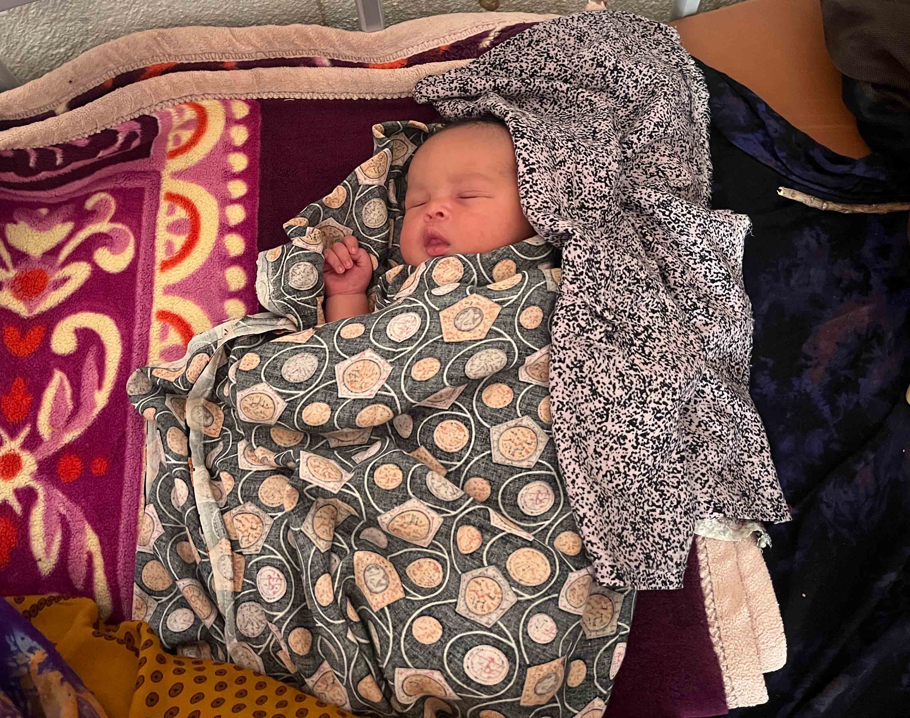 Noch hat das Baby von Ubah Dahir keinen Namen. Die Mutter ist überglücklich, dass sie es gesund auf die Welt bringen konnte. Foto: Ärzte der Welt Das Baby von Ubah Dahir hat noch keinen Namen. Dank der Hebamme in der Geburtsstation ist es gesund auf die Welt gekommen. Foto: Ärzte der Welt