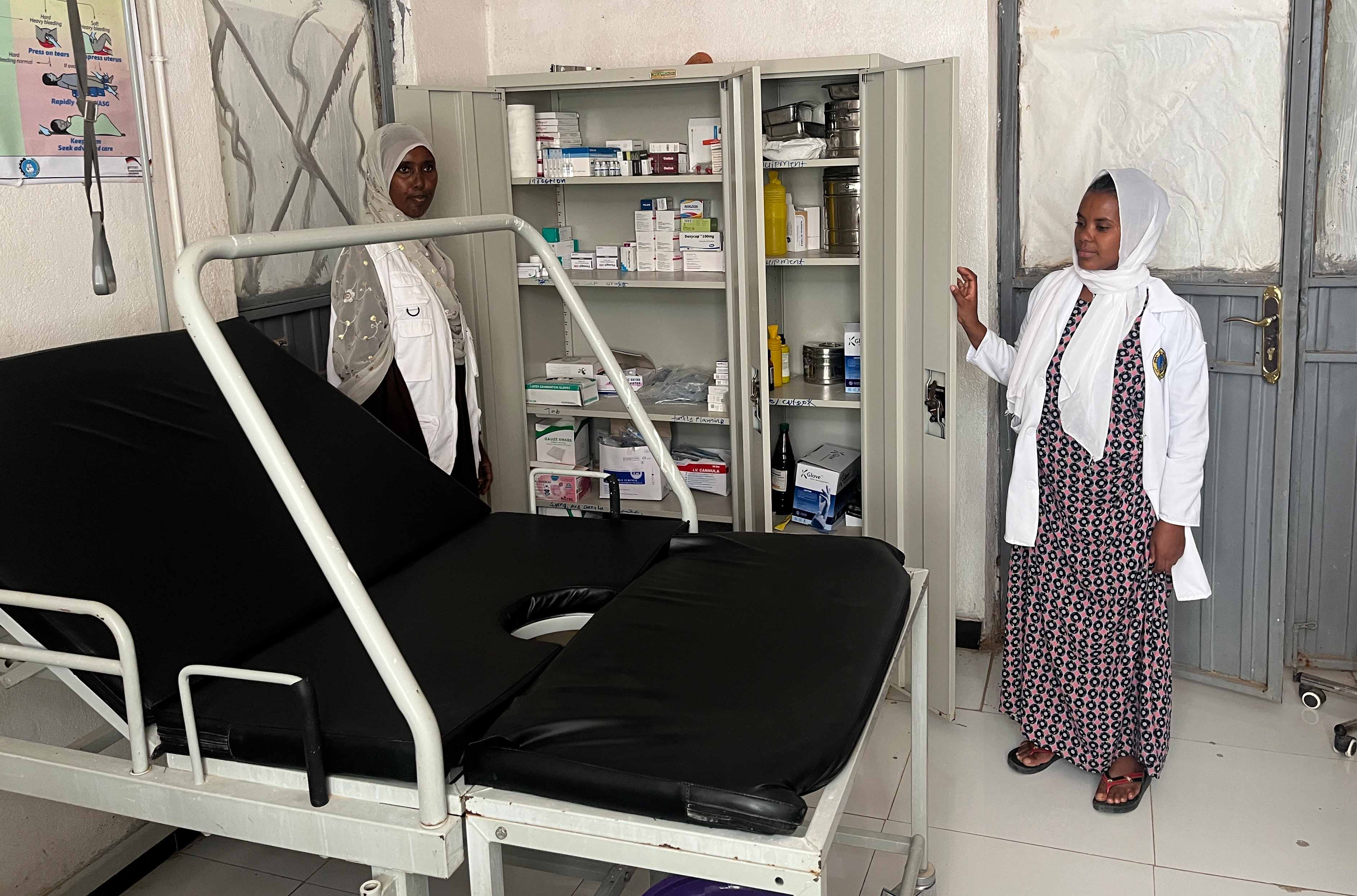 Hebamme Fatouma Yaneswo im Entbindungszimmer der Gesundheitsstation. Foto: Ärzte der Welt Die Ärzte der Welt-Hebamme Fatouma Yaneswo in Geburtszimmer. Foto: Ärzte der Welt