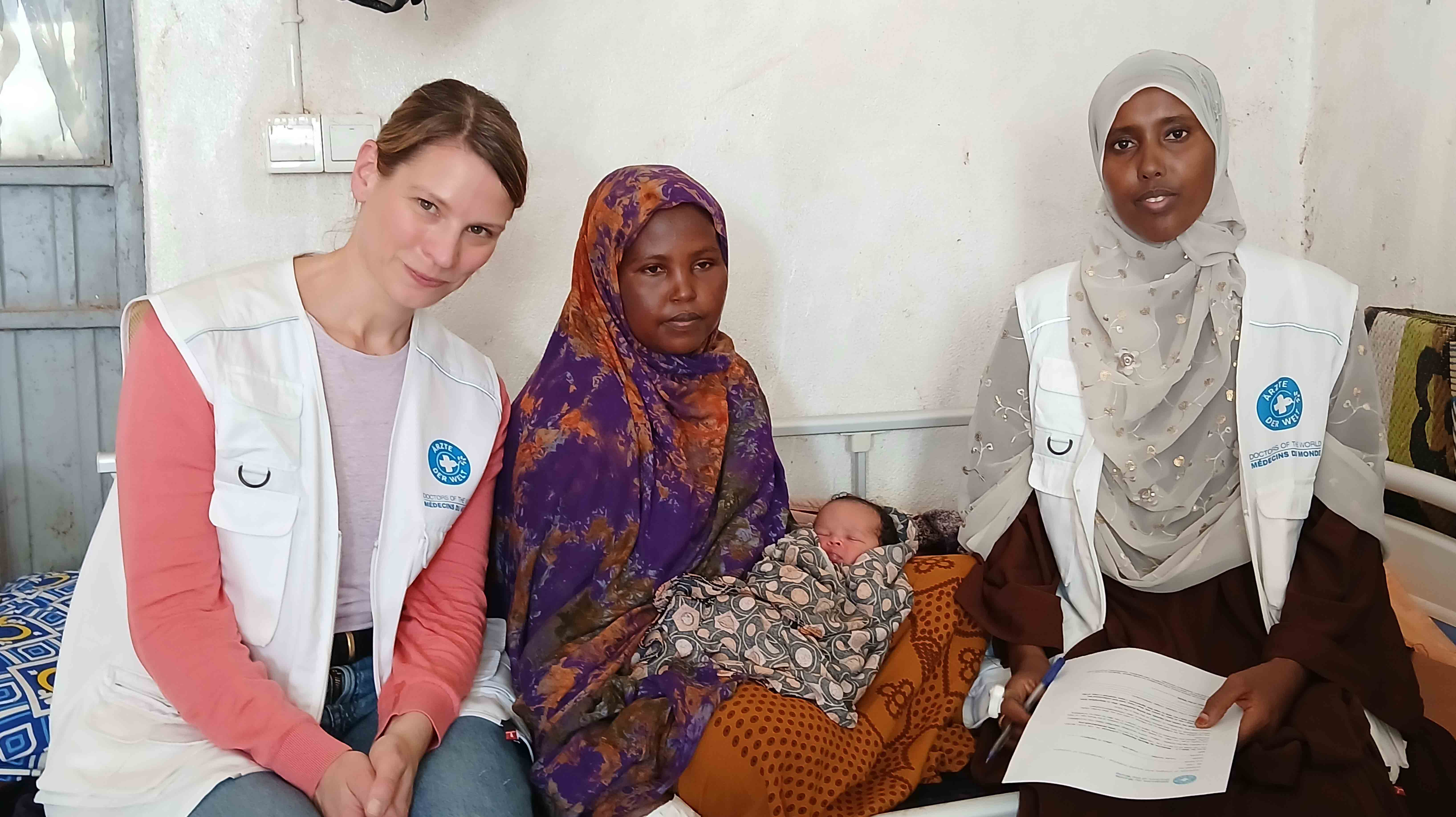Stephanie Kirchner, Ubah Dahir mit ihrem Baby und Hebamme Fatouma Yaneswo. Foto: Ärzte der Welt Stephanie Kirchner, Ubah Dahir mit ihrem Baby und Hebamme Fatouma Yaneswo in der Gesundheitsstation. Foto: Ärzte der Welt