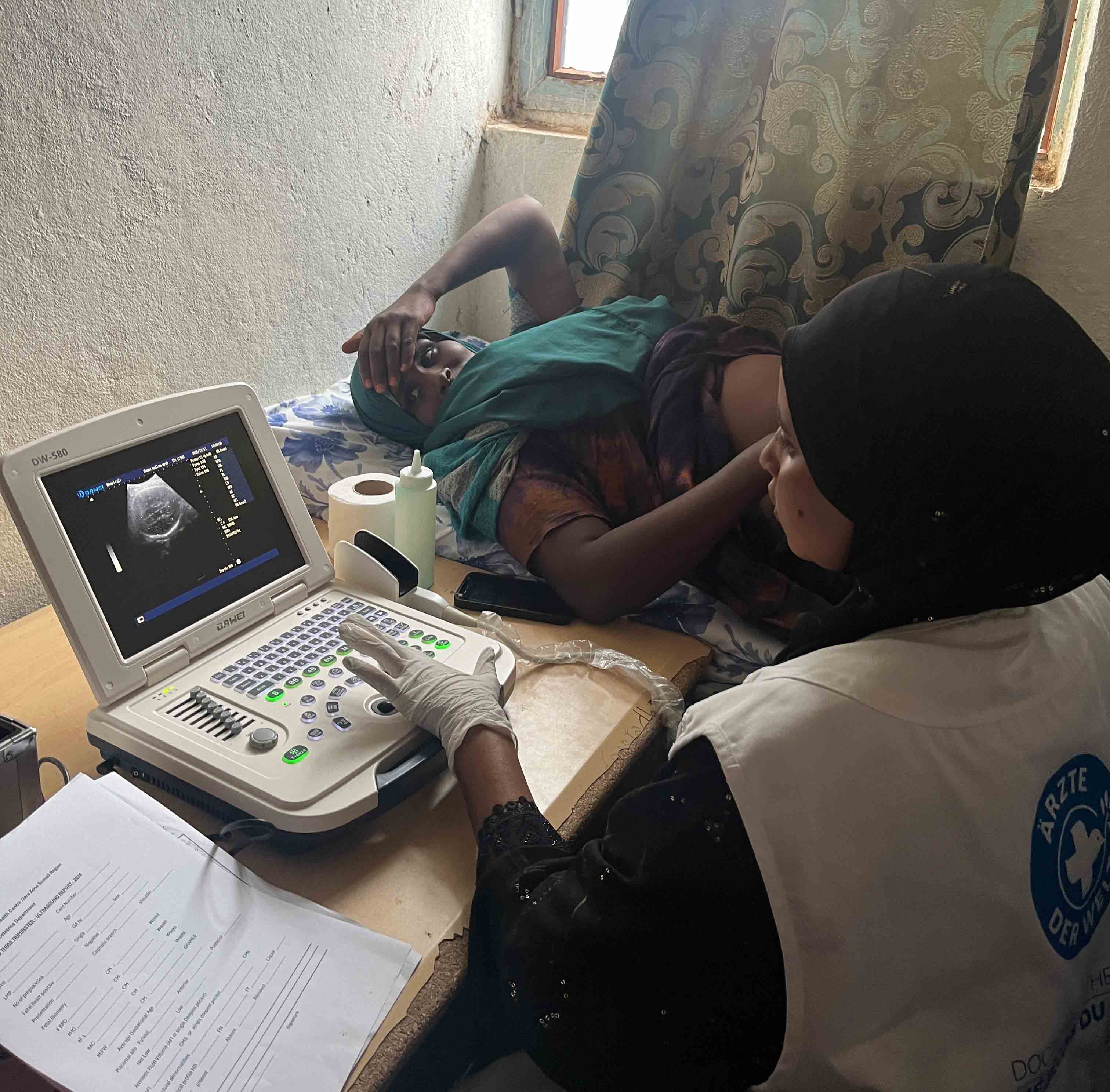 Hebamme Sarah Ibrahim untersucht die werdende Mutter Halima Arab. Foto: Ärzte der Welt Die Patientin Halima Arab wird von unserer Hebamme Sarah Ibrahim untersucht. Foto: Ärzte der Welt
