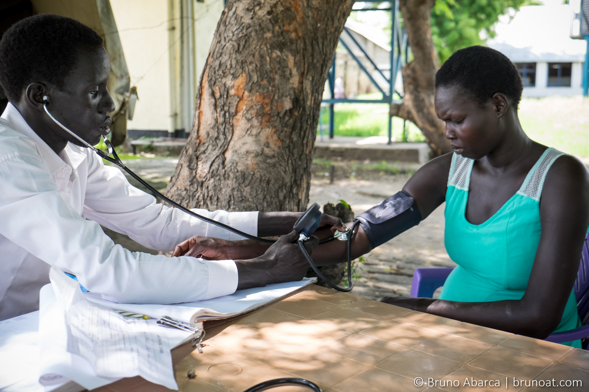 Versorgung von Menschen im Südsudan. Foto: Bruno Abarca