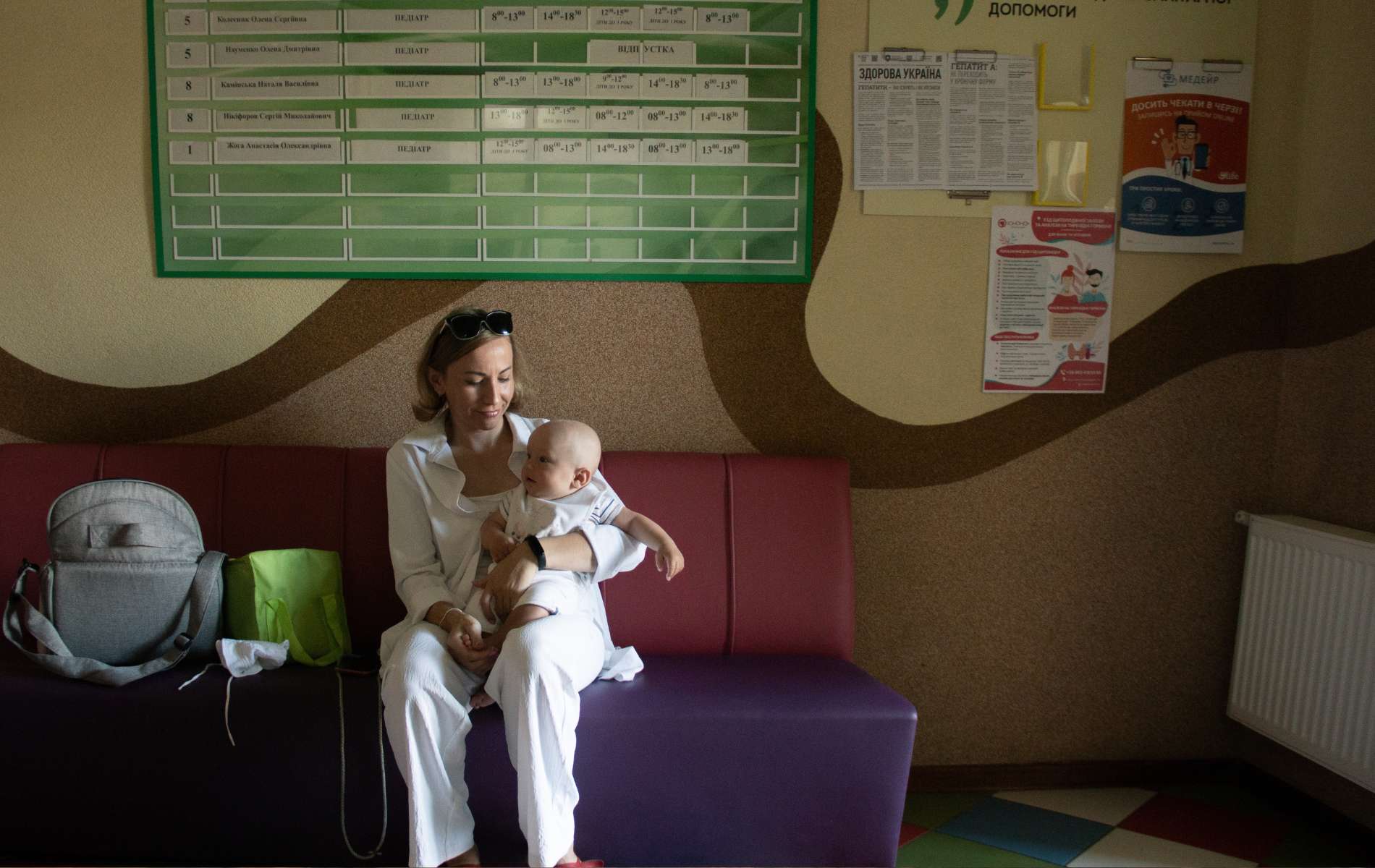 Frau mit Baby in einer Ambulanz im ukrainischen Butscha. Foto: Pietro Chekal