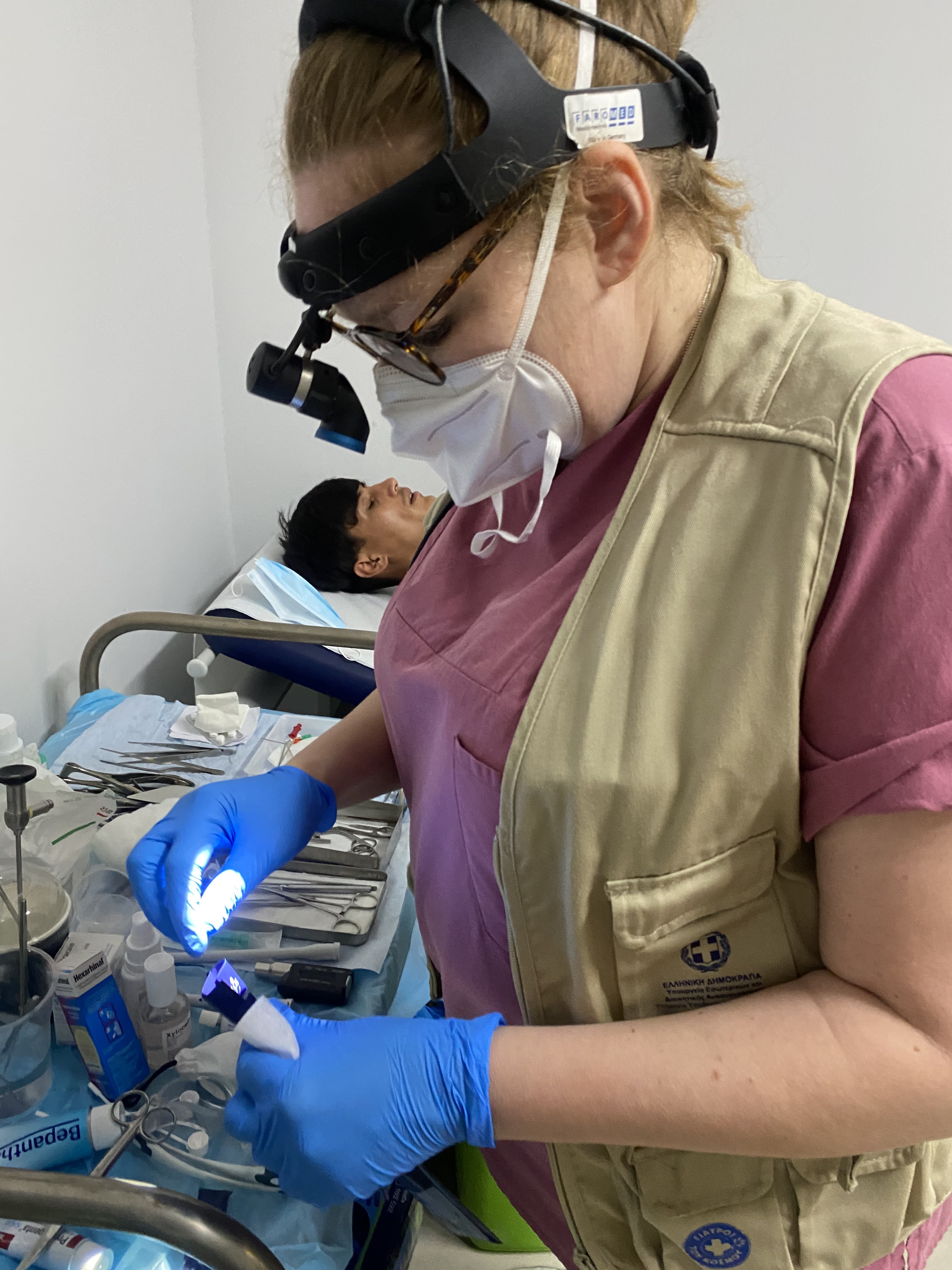 Dr. Gaertner bei der Arbeit im Camp. Foto. Chris Schmid. 