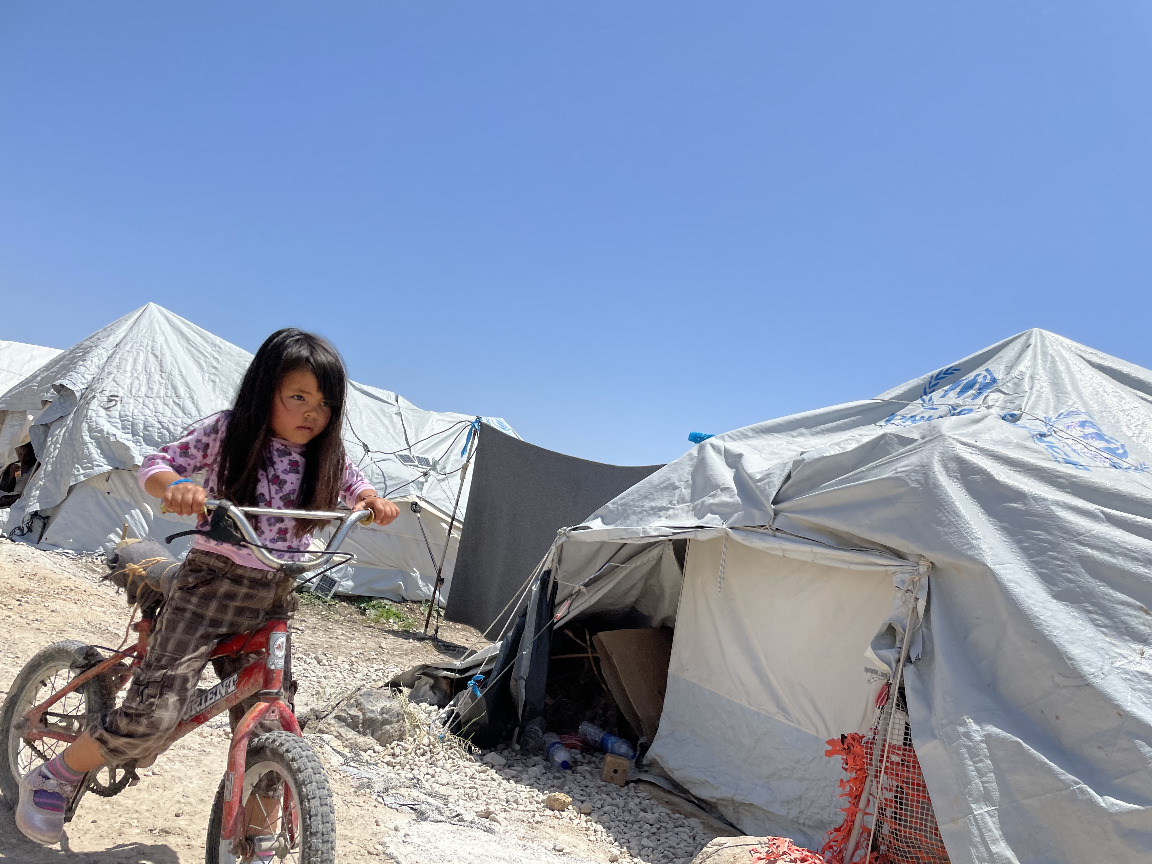 Die Zelte im Camp bieten kaum Schutz vor Wind und Wetter. Foto: Chris Schmid