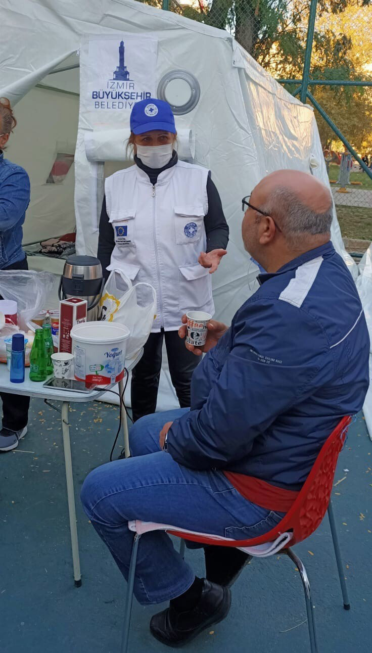 Ein Ärzte der Welt-Mitarbeiterin versorgt einen Patienten in der mobilen Versorgungsstation in Izmir. Foto: DDD / Ärzte der Welt Türkei