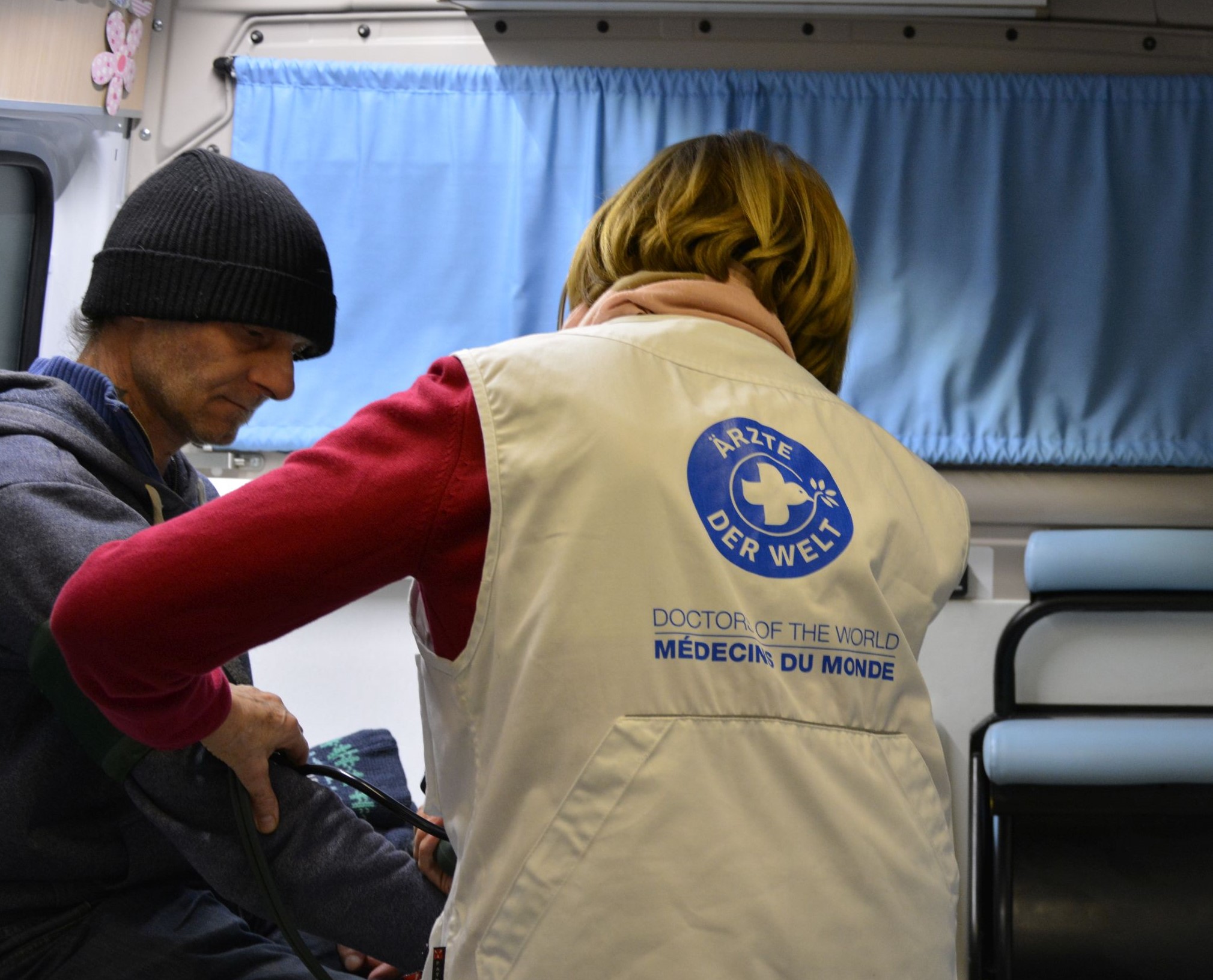 Menschen, die im Kälteschutz übernachten, können im Behandlungsbus von Ärzte der Welt versorgt werden. Foto: Ärzte der Welt Eine ehrenamtliche Ärztin behandelt einen Patienten im Behandlungsbus. Foto: Ärzte der Welt
