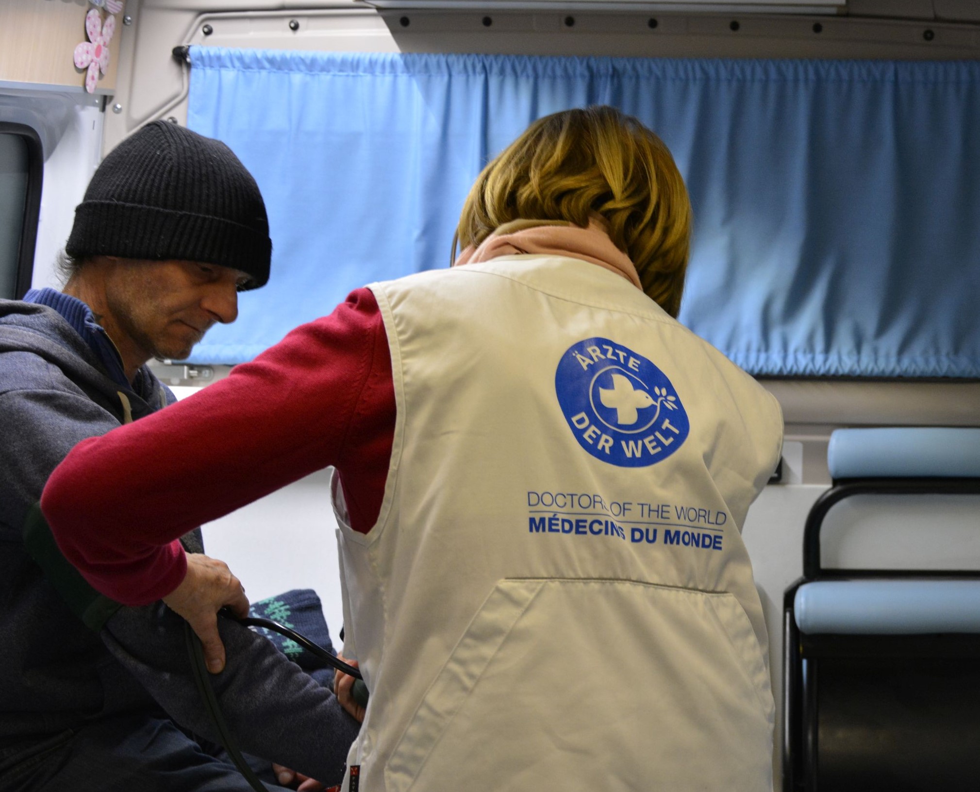 Eine ehrenamtliche Ärztin behandelt einen Patienten im Behandlungsbus. Foto: Ärzte der Welt