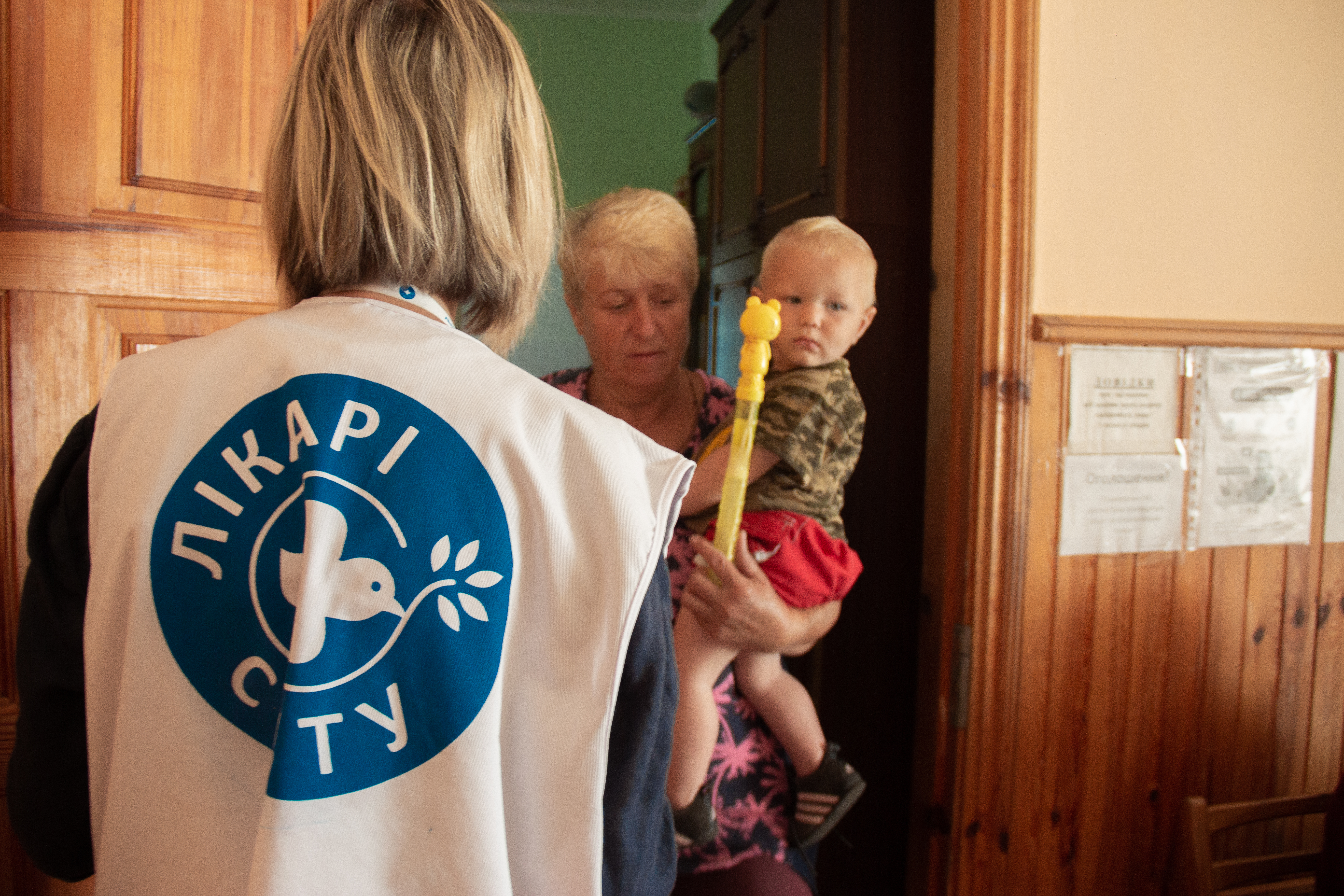 Eine Mitarbeiterin von Ärzte der Welt besucht eine Gesundheitseinrichtung im Oblast Kiew. Foto: Pietro Chekal