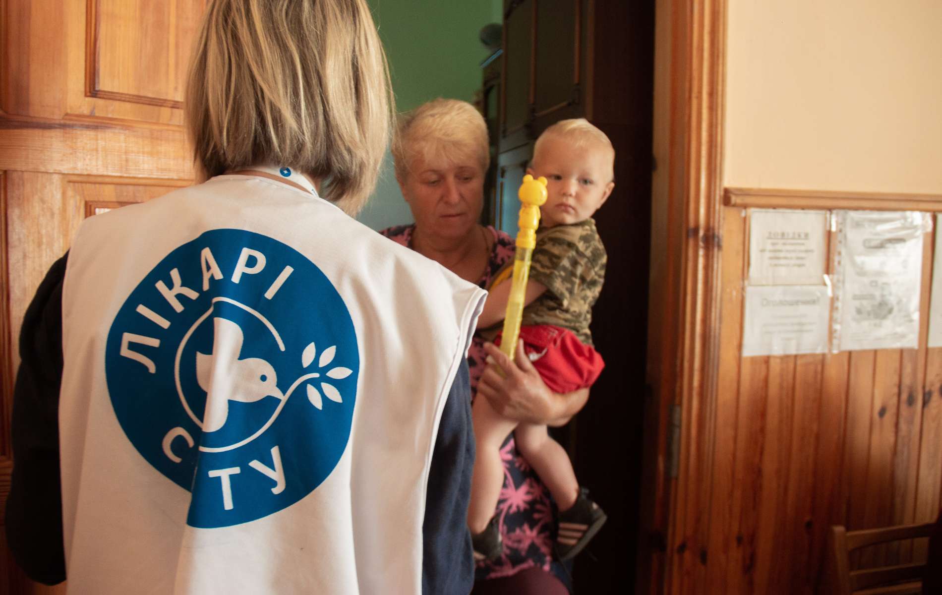 Ärzte der Welt konzentriert seine Aktivitäten in der Ukraine unter anderem auf Frauen und Kinder. Foto: Pietro Chekal Eine Mitarbeiterin von Ärzte der Welt besucht eine Gesundheitseinrichtung im Oblast Kiew. Foto: Pietro Chekal
