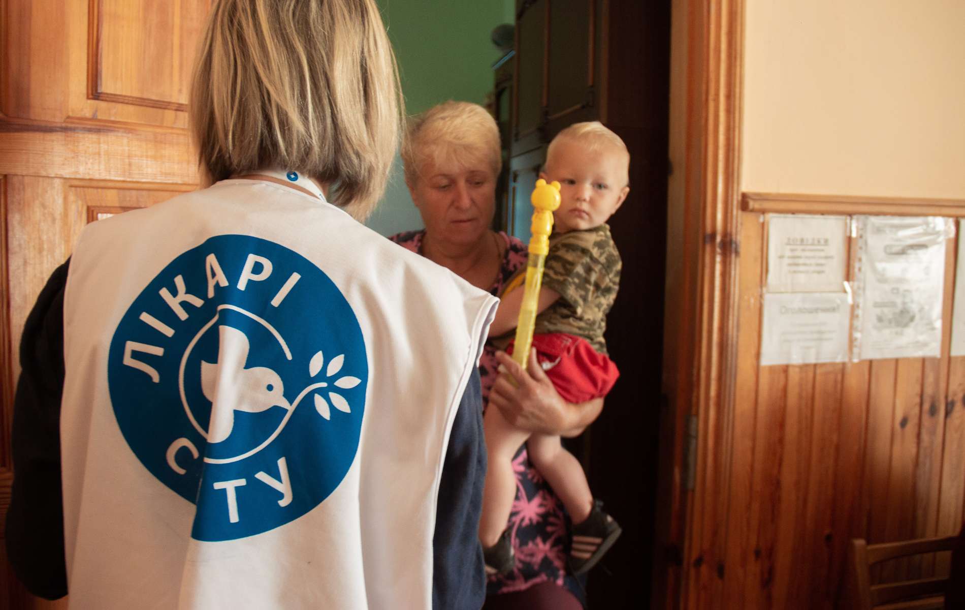 Eine Mitarbeiterin von Ärzte der Welt besucht eine Gesundheitseinrichtung im Oblast Kiew. Foto: Pietro Chekal