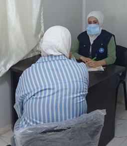 Manal Yousuf bei einer Sitzung mit einer Psychologin in der Jandairis Klinik. Foto: Ärzte der Welt