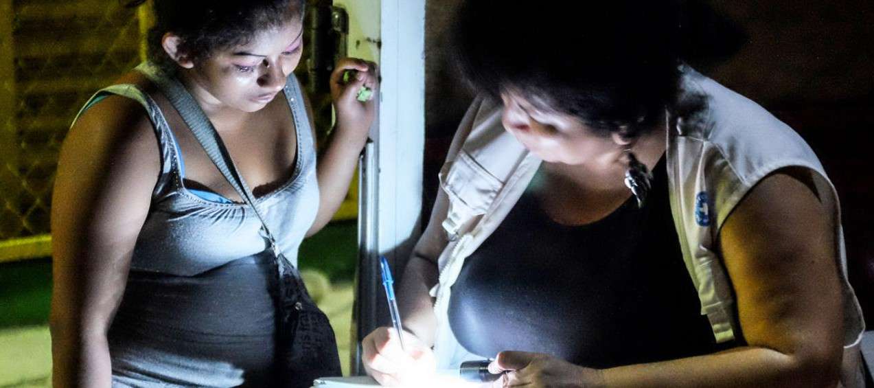 Eine Ärzte der Welt-Mitarbeiterin spricht mit einer Sexarbeiterin in Mexiko Beratung von Sexarbeiterin