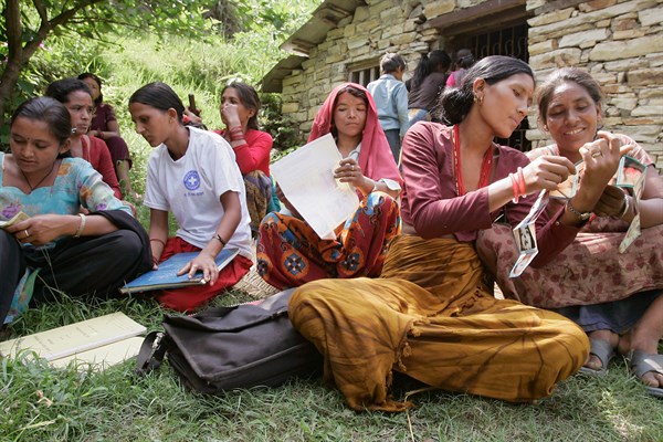 Team mit Frauengruppe in Sindhupalchock, Nepal. Foto: Ärzte der Welt