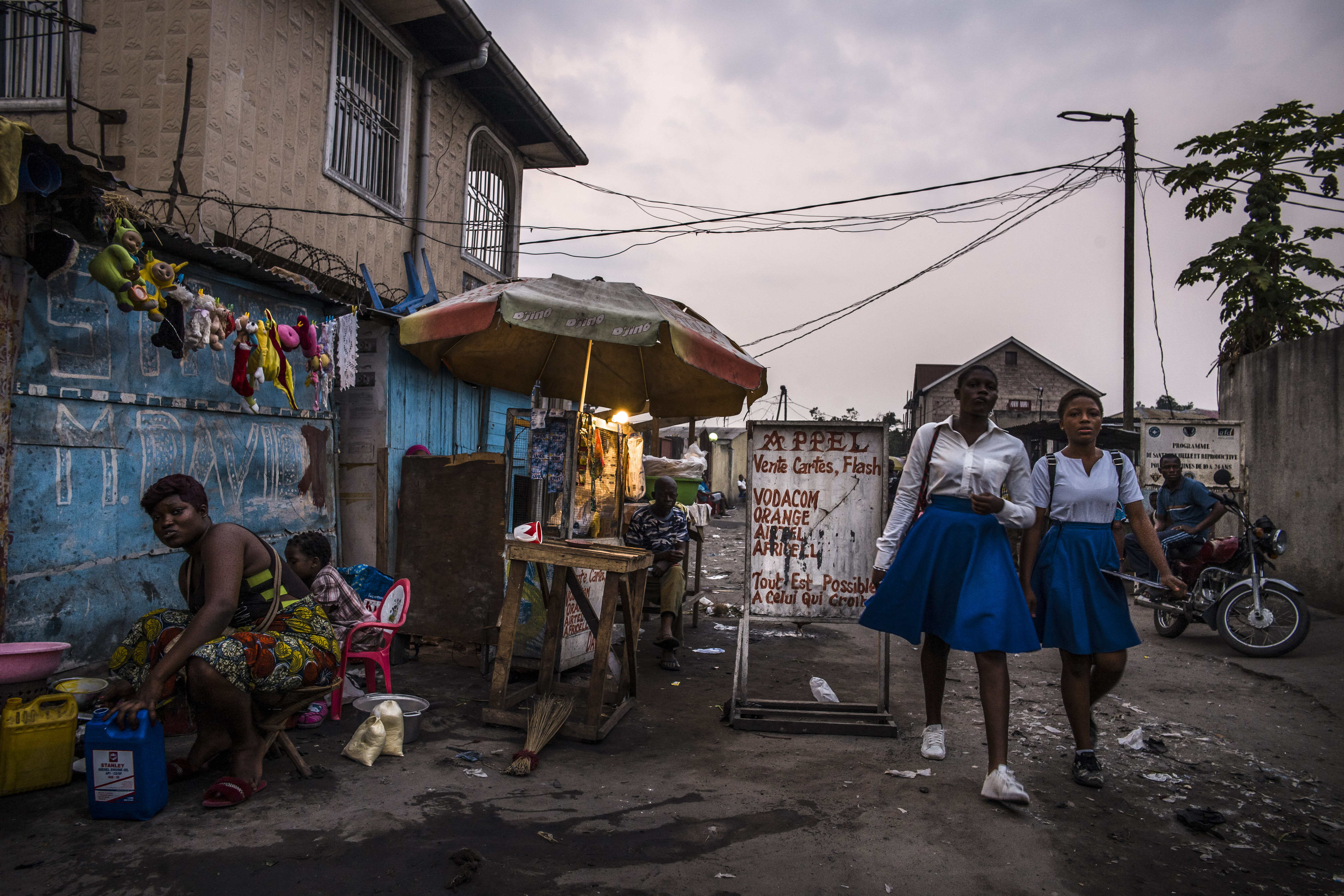 Straßenszene in Kinshasa. Foto: Olivier Papegenies