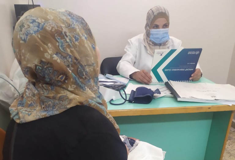 Eine Patientin im Gespräch in einem Gesundheitszentrum in Gaza. Foto: Ärzte der Welt