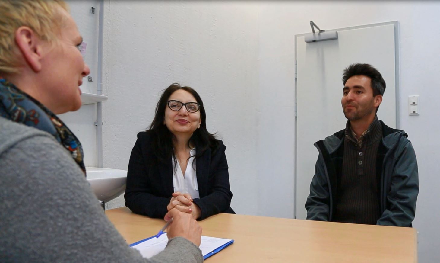 Psychiaterin, Dolmetscherin und Geflüchteter im Gespräch, München. Foto: Mike Yousaf