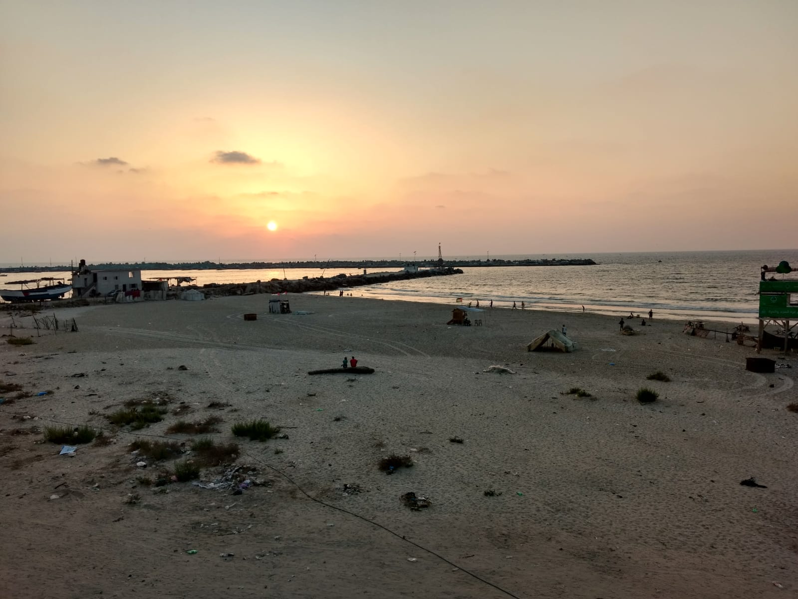 Die Kläranlagen sind stark eingeschränkt, deshalb landen täglich rund hundert Millionen Liter Abwasser im Meer. Einige Jugendliche lassen sich vom Baden jedoch nicht abhalten..