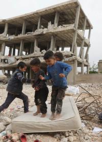 Spielende Kinder in Idlib, Syrien, nach dem Erdbeben 2023. Foto: Ärzte der Welt