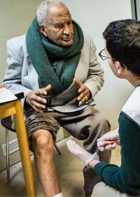 Ein älterer Man wird in einer belgischen Praxis von Ärzte der Welt versorgt. Foto: Kristof Vadino