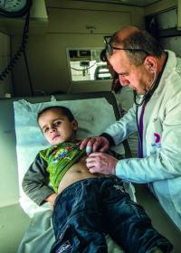 Ein kleiner Junge wird vom Ärzte der Welt-Team im Libanon gerettet. Photo: Zoé Brabant
