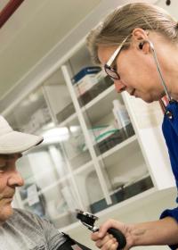 Ärztin und Patient im Behandlungsbus von Ärzte der Welt