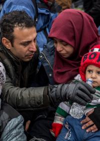 Symbolbild: Eine geflüchtete Familie. Foto: Olmo Calvo