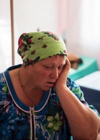 Eine Frau in der Ostukraine. Foto: Evgeniy Maloletka