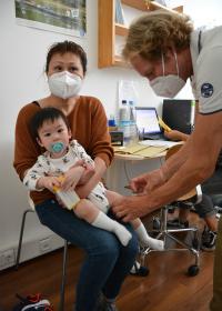 Ein kleiner Patient wird während der Kindersprechstunde geimpft. Foto: Ärzte der Welt