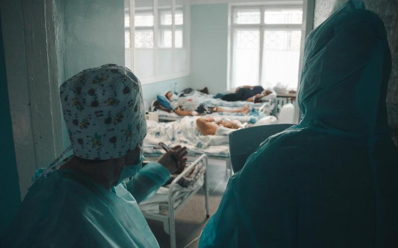 Patient*innen werden in der COVID-Station des Krankenhauses von Svetlodarsk (Regierungsbezirk Donetsk) behandelt. Foto: Pietro Chekal
