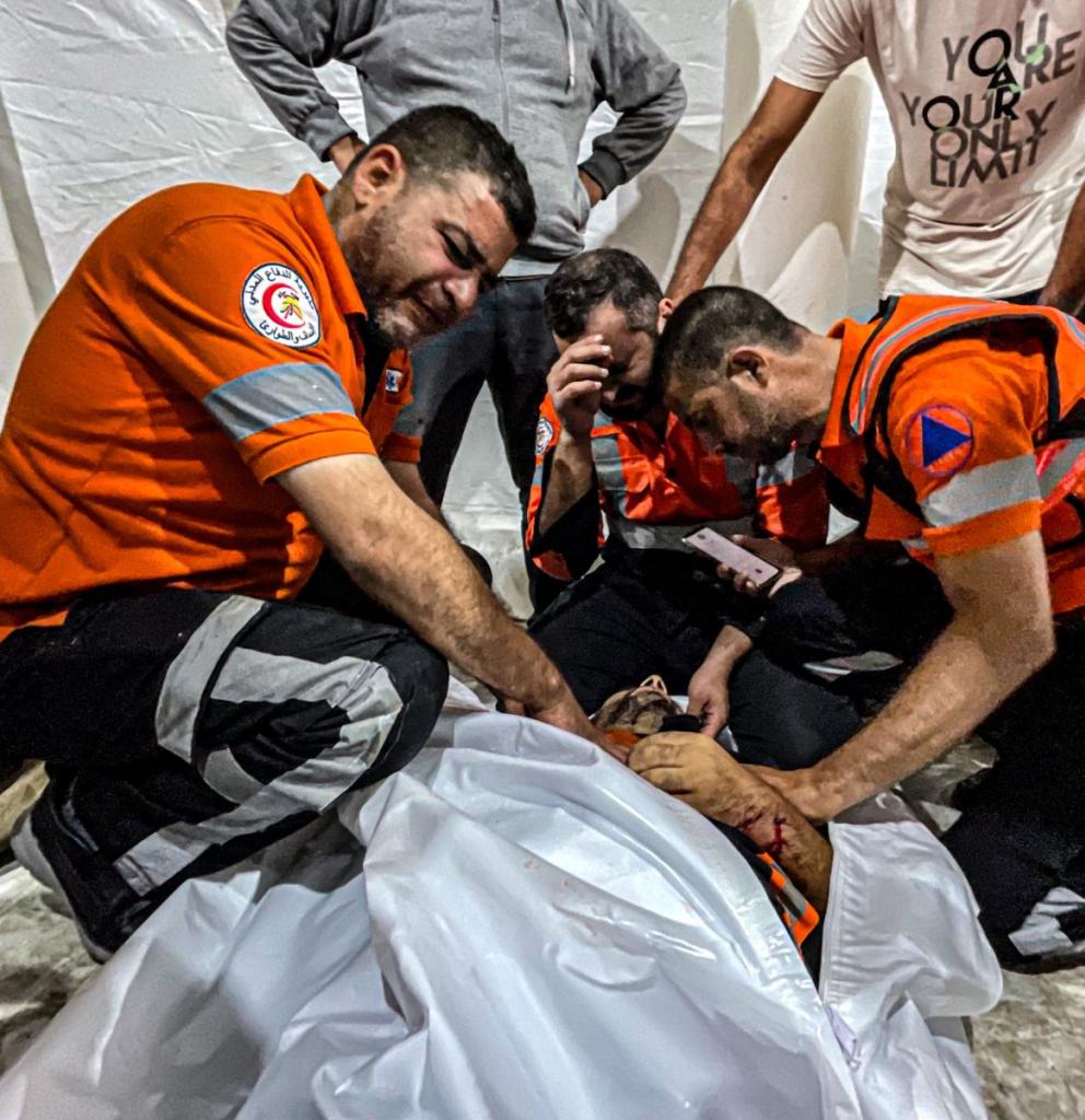 Medizinisches Personal versorgt das Opfer eines Bombenagriffs in Gaza. Foto: Mohammad Al Masri