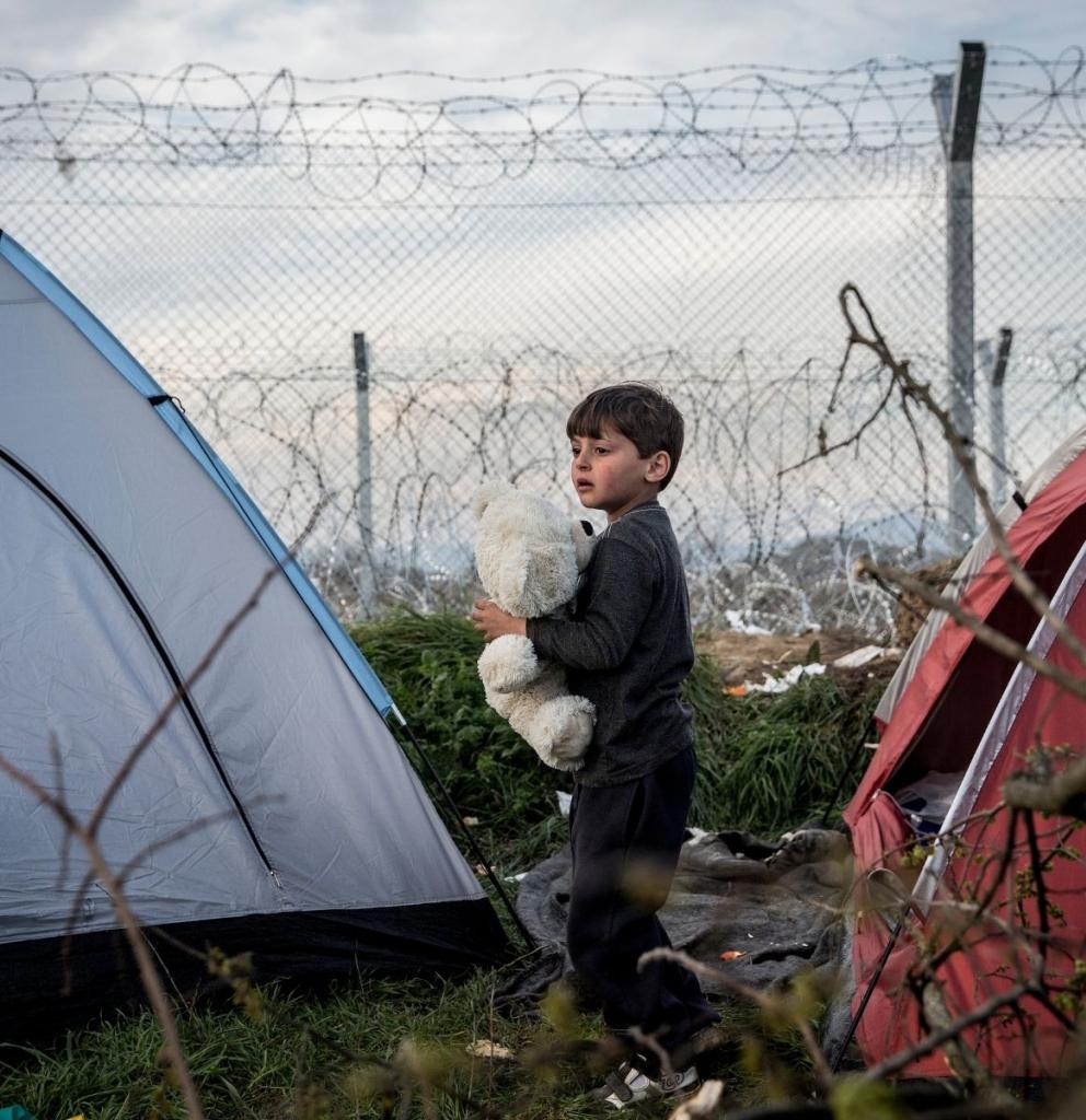 Auf den griechischen Inseln sind geflüchtete Kinder von Stacheldraht umgeben. Foto: Olmo Calvo