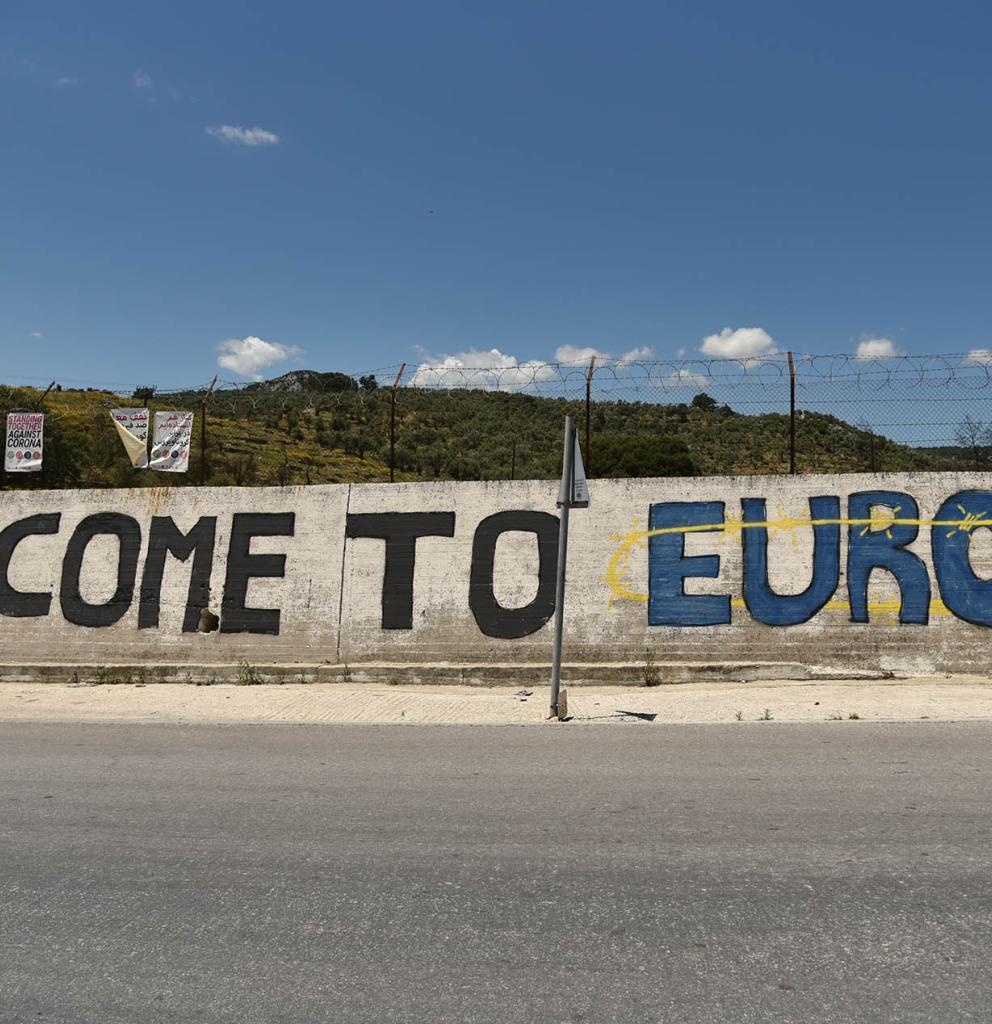 Aufschrift auf einer Mauer um ein Geflüchtetencamp in Griechenland. Foto: Chris Schmid