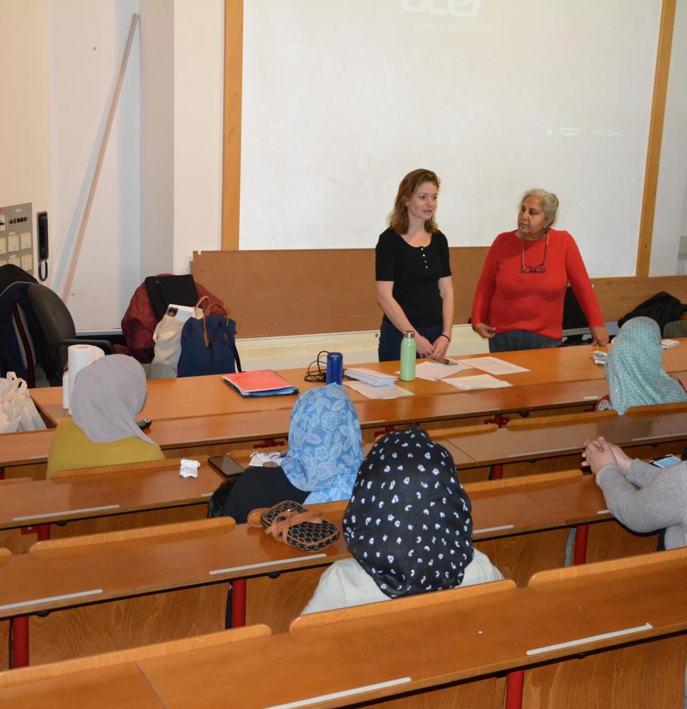 Bewohnerinnen eines Ankerzentrums in Bayern hören zu und bringen sich aktiv in den von Ärzten der Welt organisierten Workshop ein. Foto: Ärzte der Welt