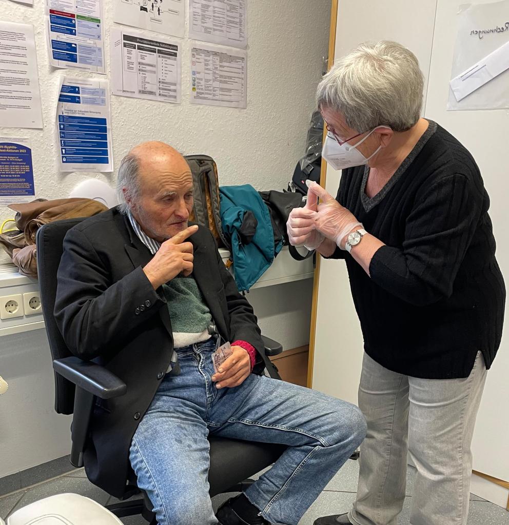 Eine ehrenamtliche Ärztin versorgt einen Patienten in Stuttgart. Foto: Ärzte der Welt