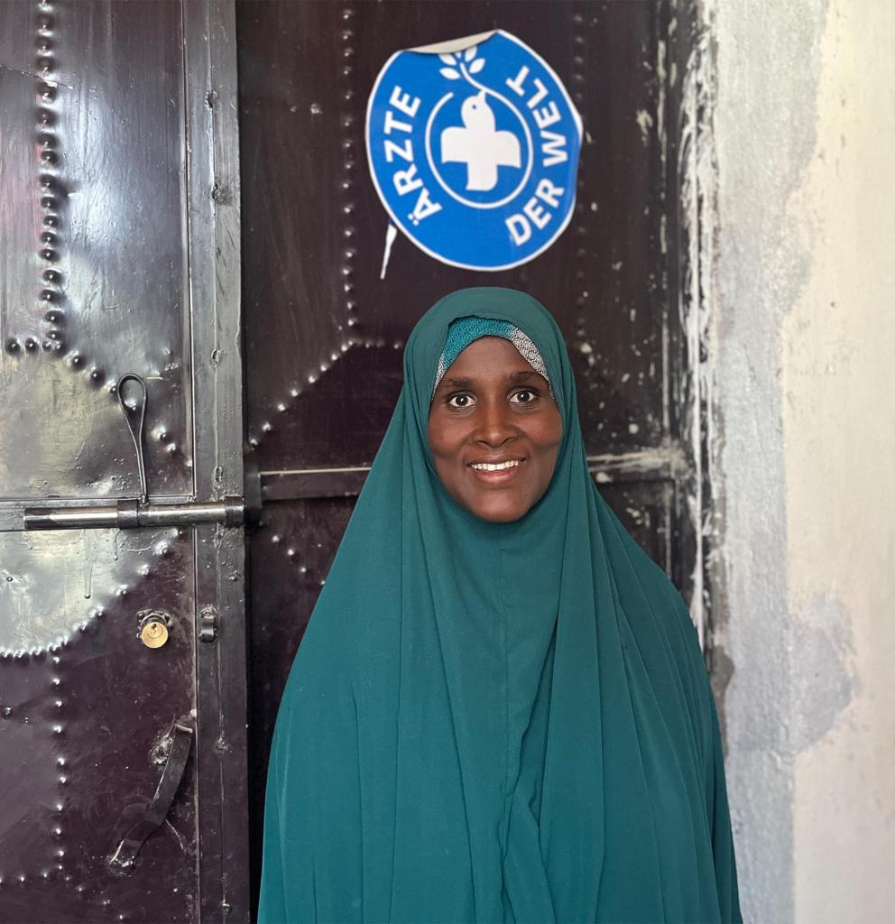 Patientin Halima Arab vor der Ärzte der Welt-Gesundheitsstation. Foto: Ärzte der Welt
