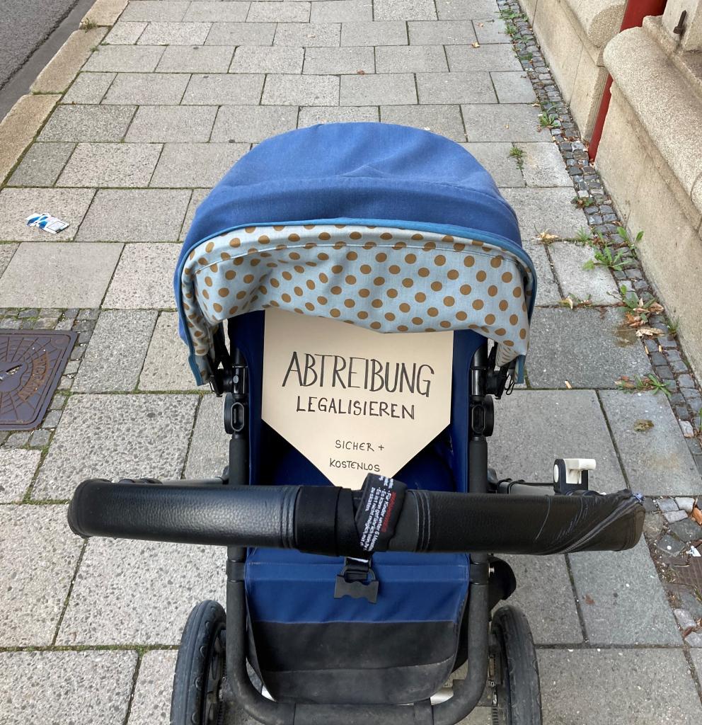 Kinderwagen mit Protestschild für sichere Abtreibungen. Foto: Ärzte der Welt