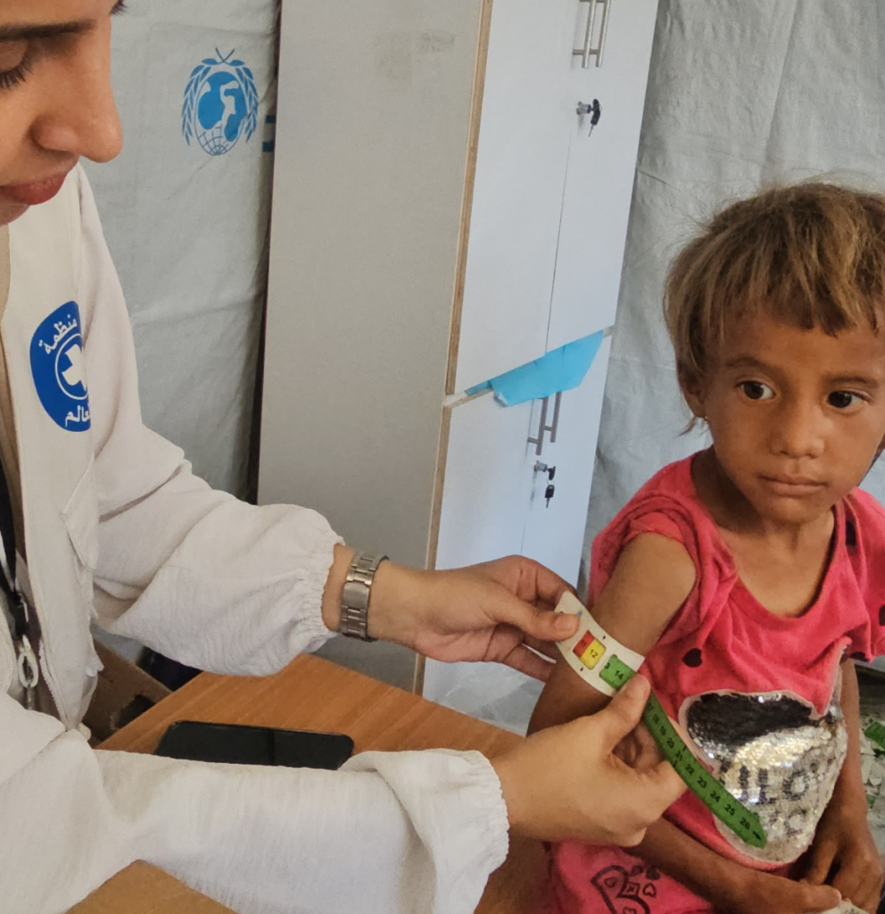 Ein Kind in Gaza wir auf Unterernährung untersucht. 