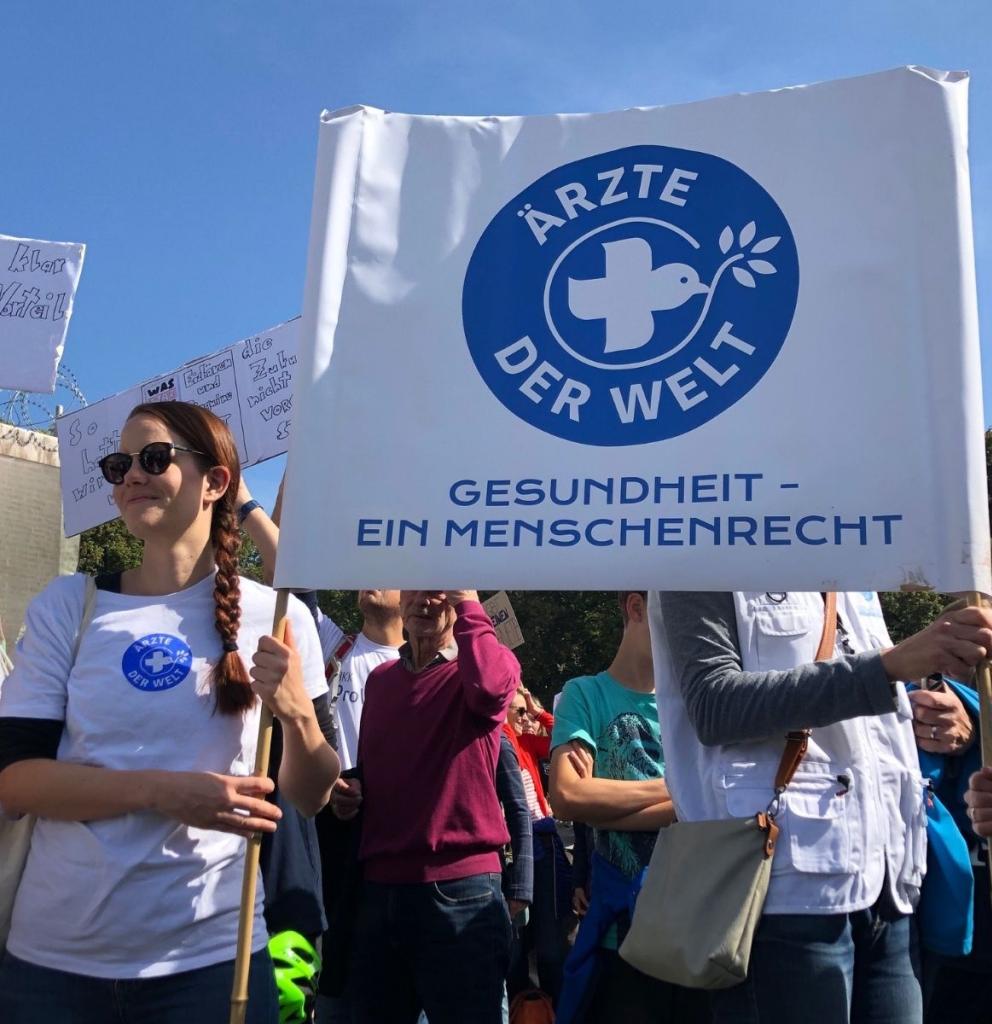 Eine Gruppe von Ehrenamtlichen und Angestellten von Ärzten der Welt demonstriert für das Recht auf Gesundheit. Foto: Ärzte der Welt