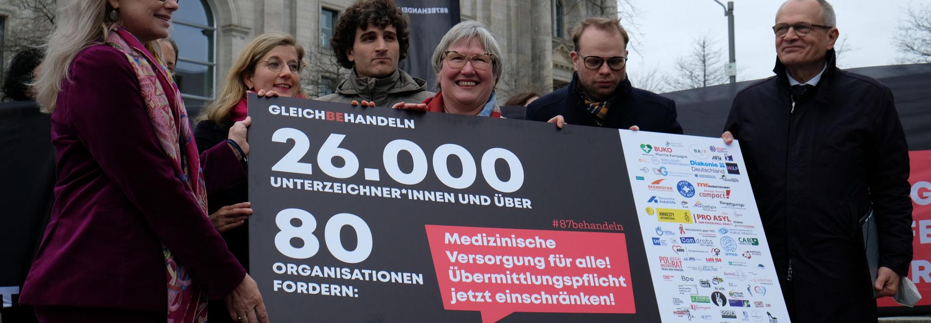 Übergabe von über 26.000 Unterschriften zur Kampage GleichBeHandeln in Berlin. Foto: Peter Groth