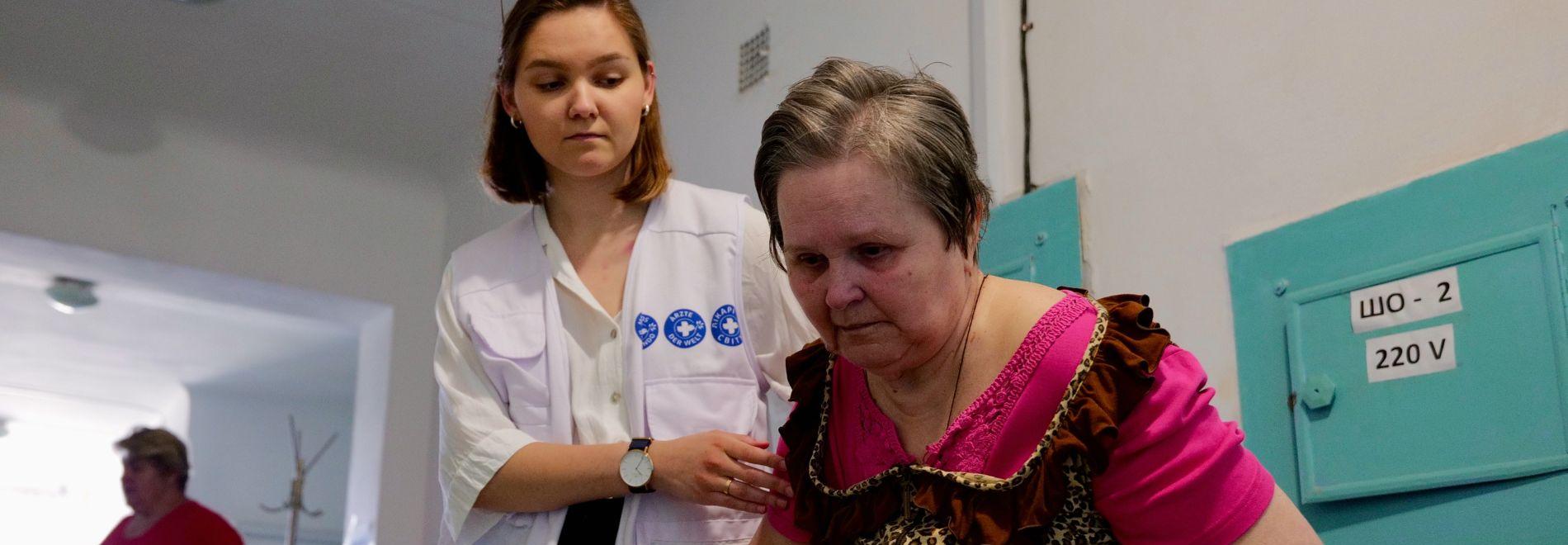 Seit zwei Jahren leidet die Bevölkerung unter den Folgen des Kriegs in der Ukraine. Foto: Till Meyer Mitarbeiterin von Ärzte der Welt mit ukrainischer Patientin. Foto: Till Meyer