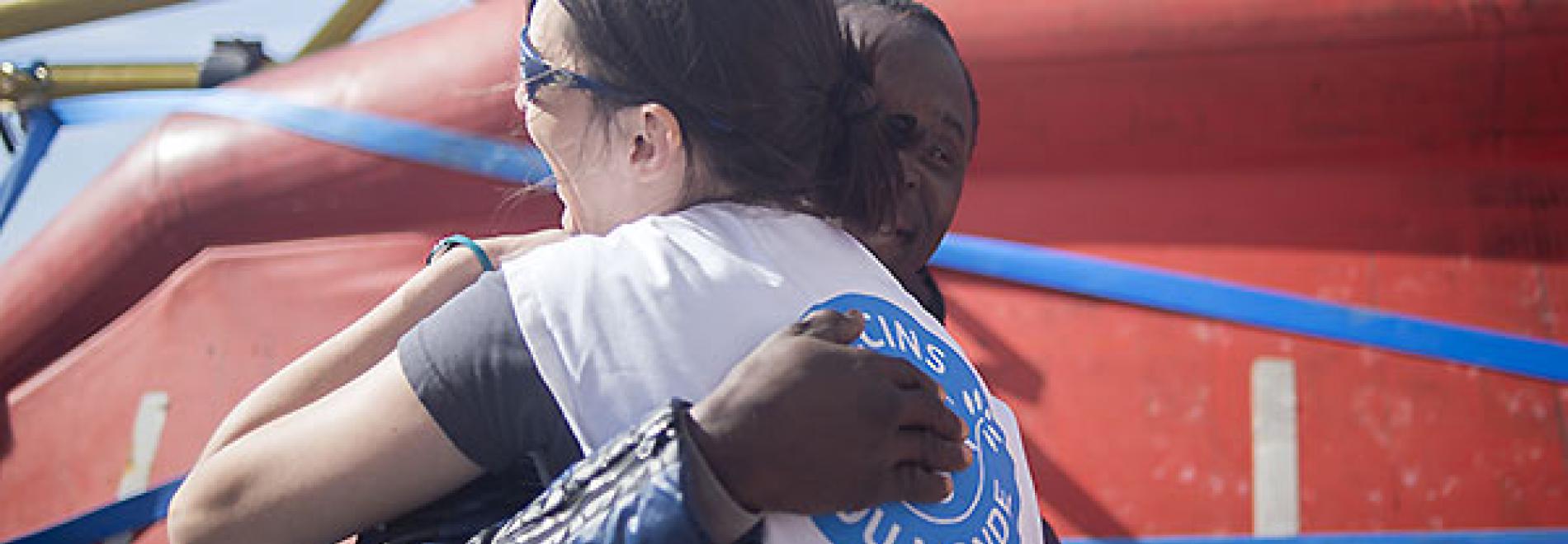 Après le sauvetage, certains rescapés laissent s'exprimer leur joie - ©Sinawi Medine