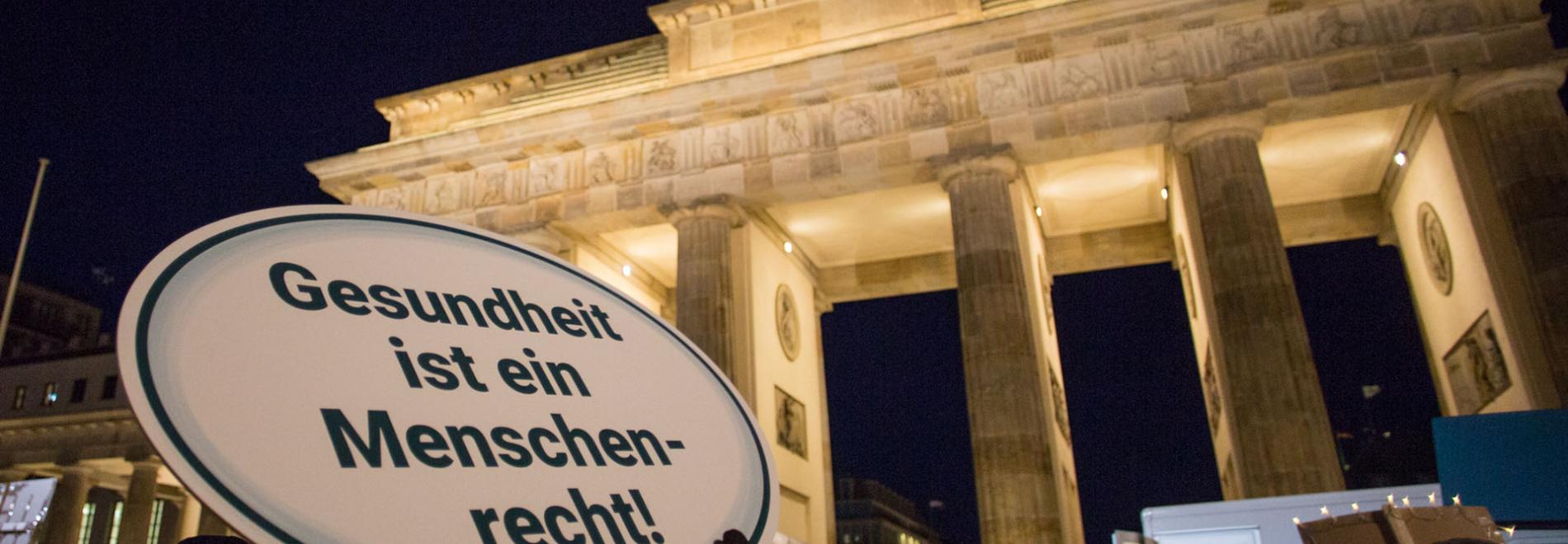 Zahlreiche Organisationen setzen sich vor dem Brandenburger Tor für den Zugang zur Gesundheitsversorgung als Menschenrecht für alle ein. Foto: Peter Groth Zahlreiche Organisationen setzen sich vor dem Brandenburger Tor für den Zugang zur Gesundheitsversorgung als Menschenrecht für alle ein. Foto: Peter Groth