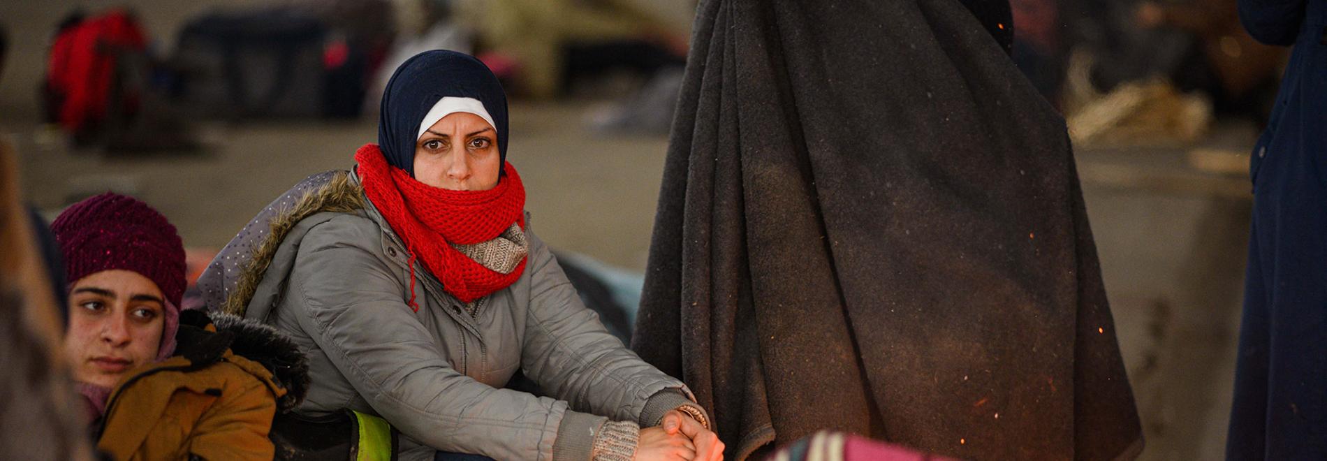Eine geflüchtete Frau an der griechisch-türkischen Grenze