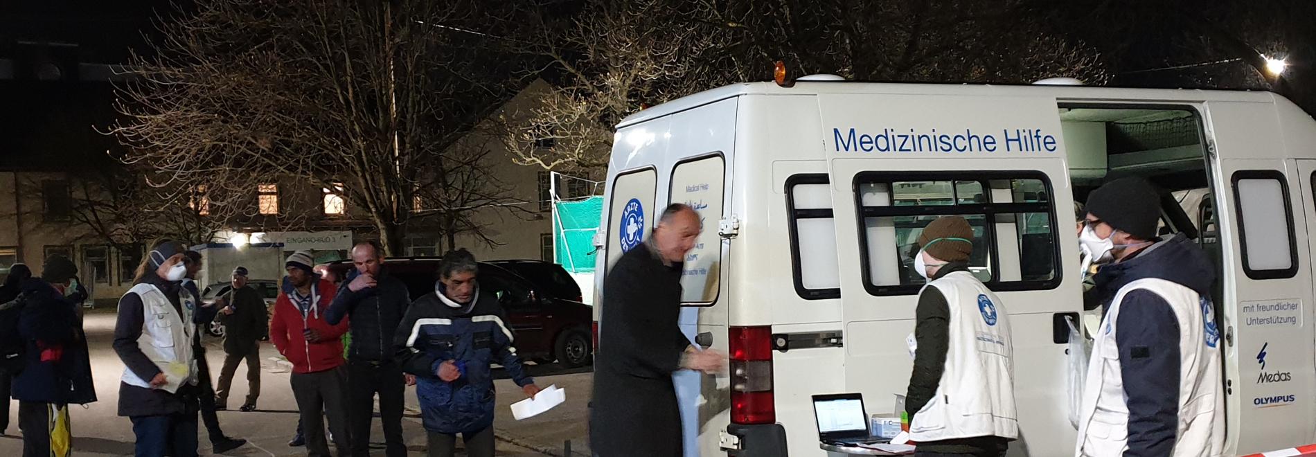 Bei einem Einsatz des Behandlungsbusses von open.med in München - Viele Menschen warten, bis sie an der Reihe sind, um sich vom Ärzteteam untersuchen zu lassen.