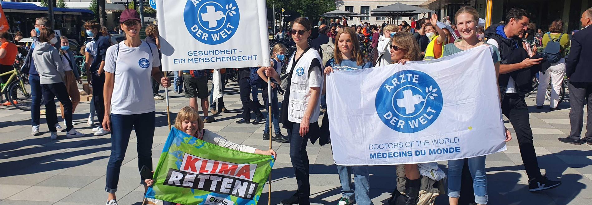 Das Ärzte der Welt-Team protestiert im München für mehr Klimaschutz  Demonstration für Klimaschutz in München